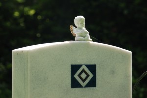 HSV-Grabstein auf dem Friedhof nahe der Arena.